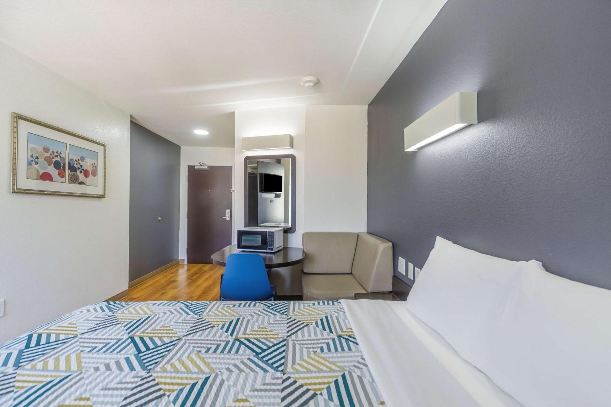 Hotel 6-laredo, Tx - Airport