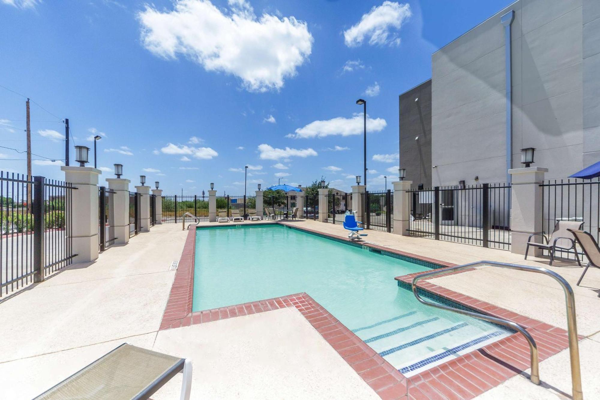 Hotel 6-laredo, Tx - Airport