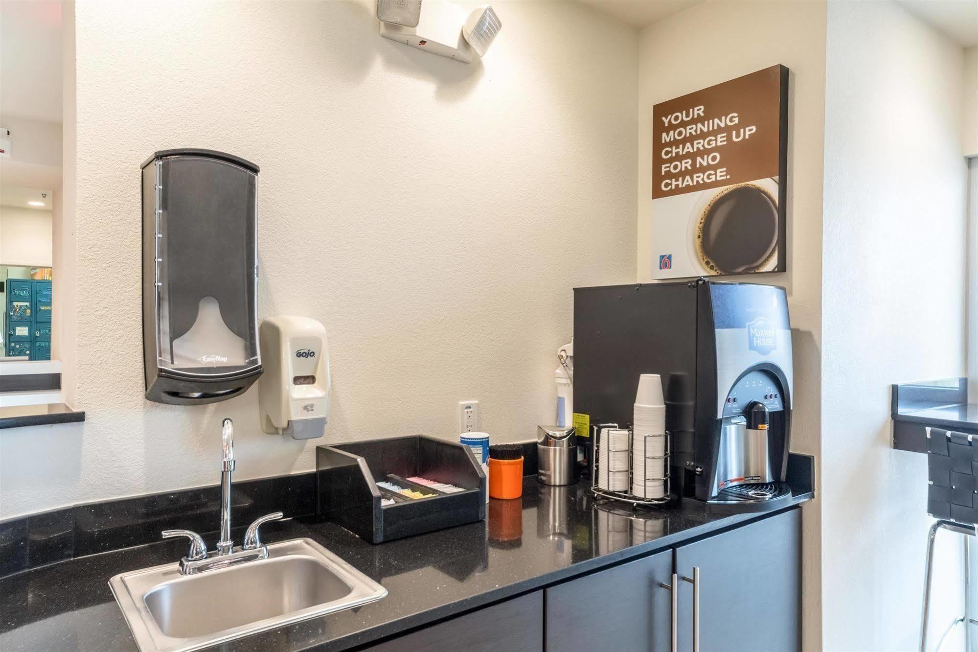 Hotel 6-laredo, Tx - Airport