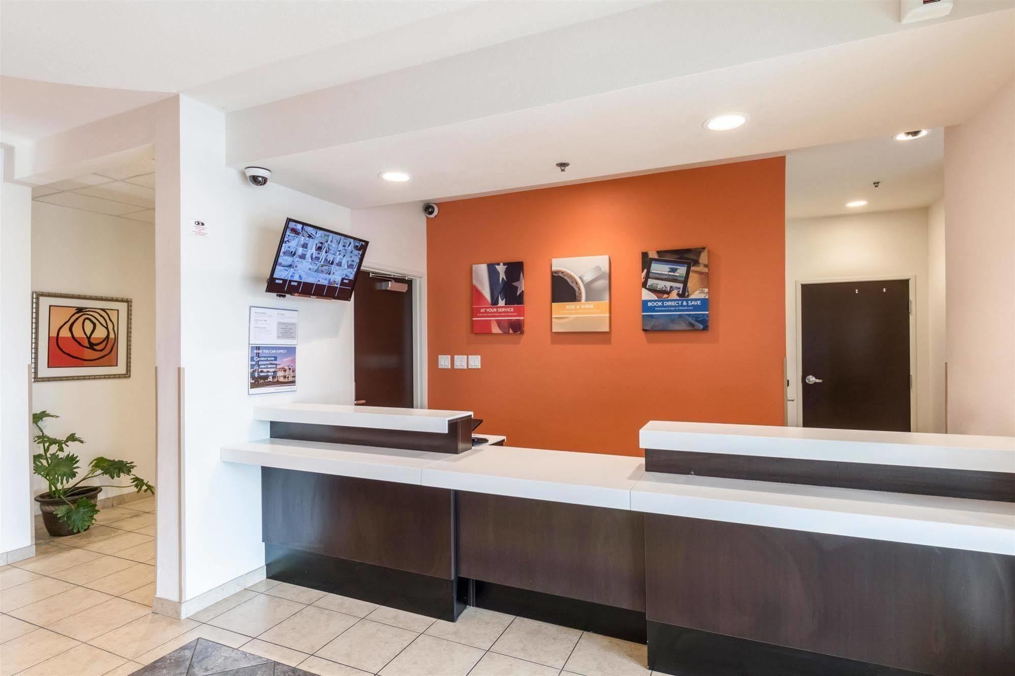 Hotel 6-laredo, Tx - Airport 2*