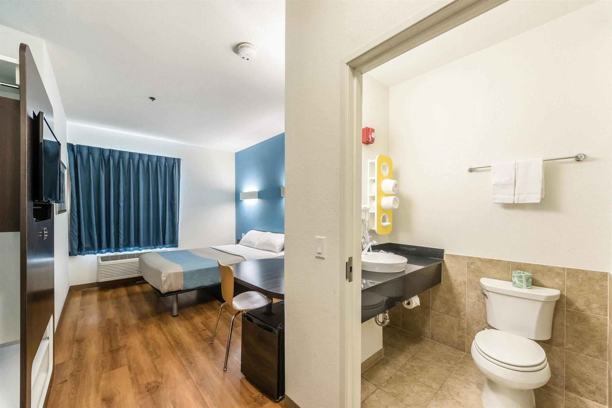 Hotel 6-laredo, Tx - Airport 2*