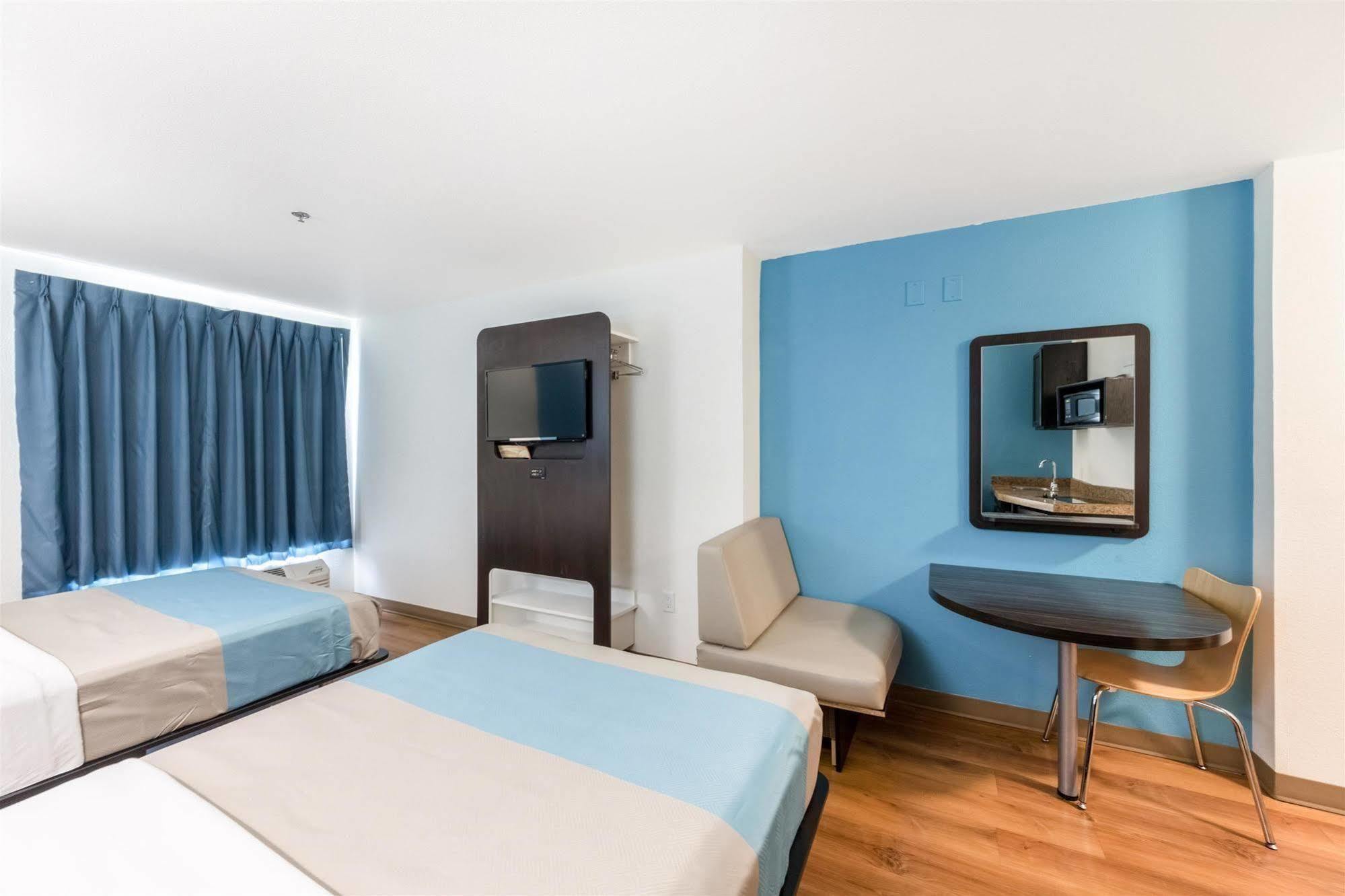 Hotel 6-laredo, Tx - Airport 2*