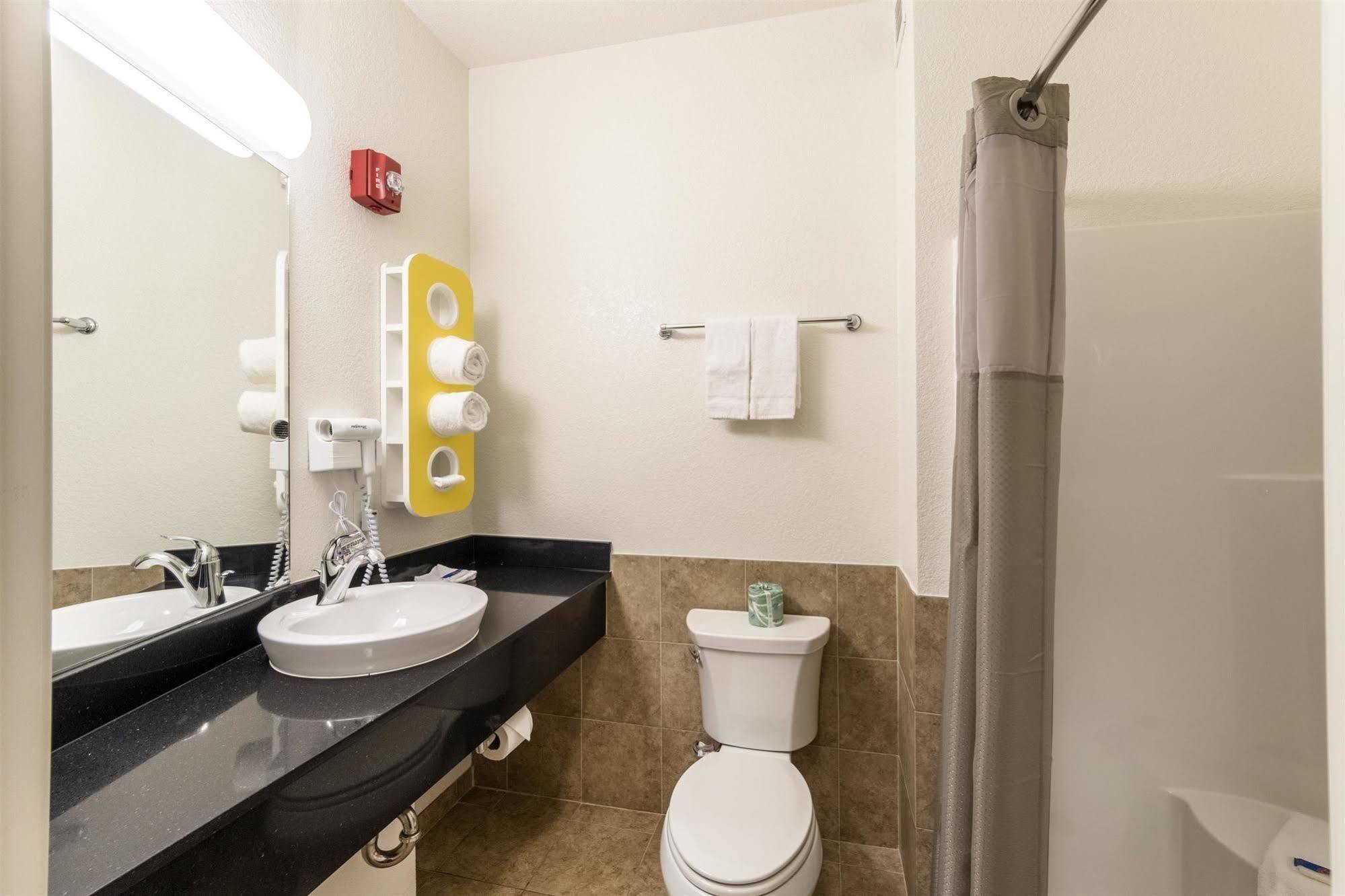 Hotel 6-laredo, Tx - Airport 2*